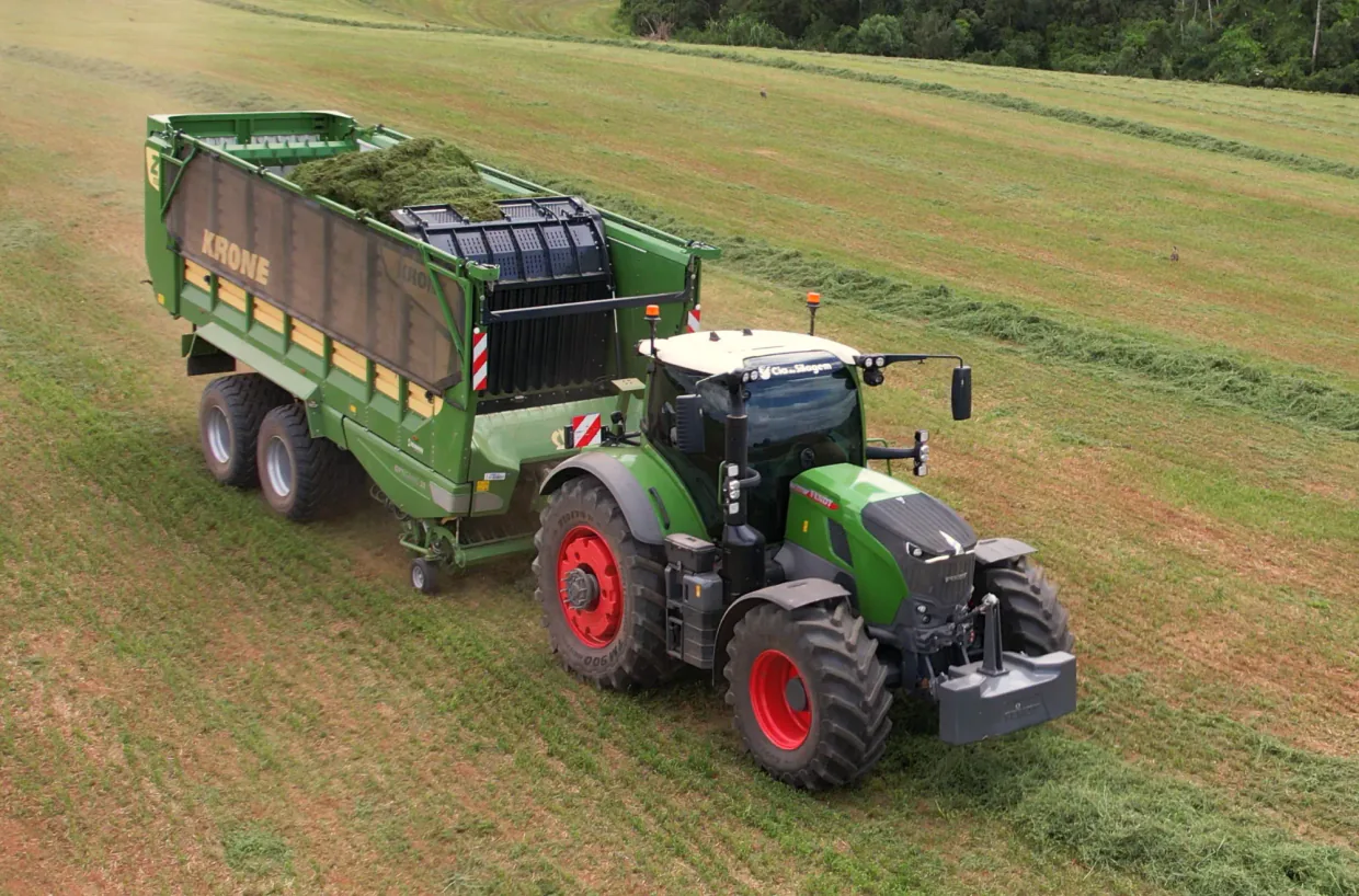 Trator Fendt da Cia da Silagem puxando o vagão forrageiro Krone cheio de forragem