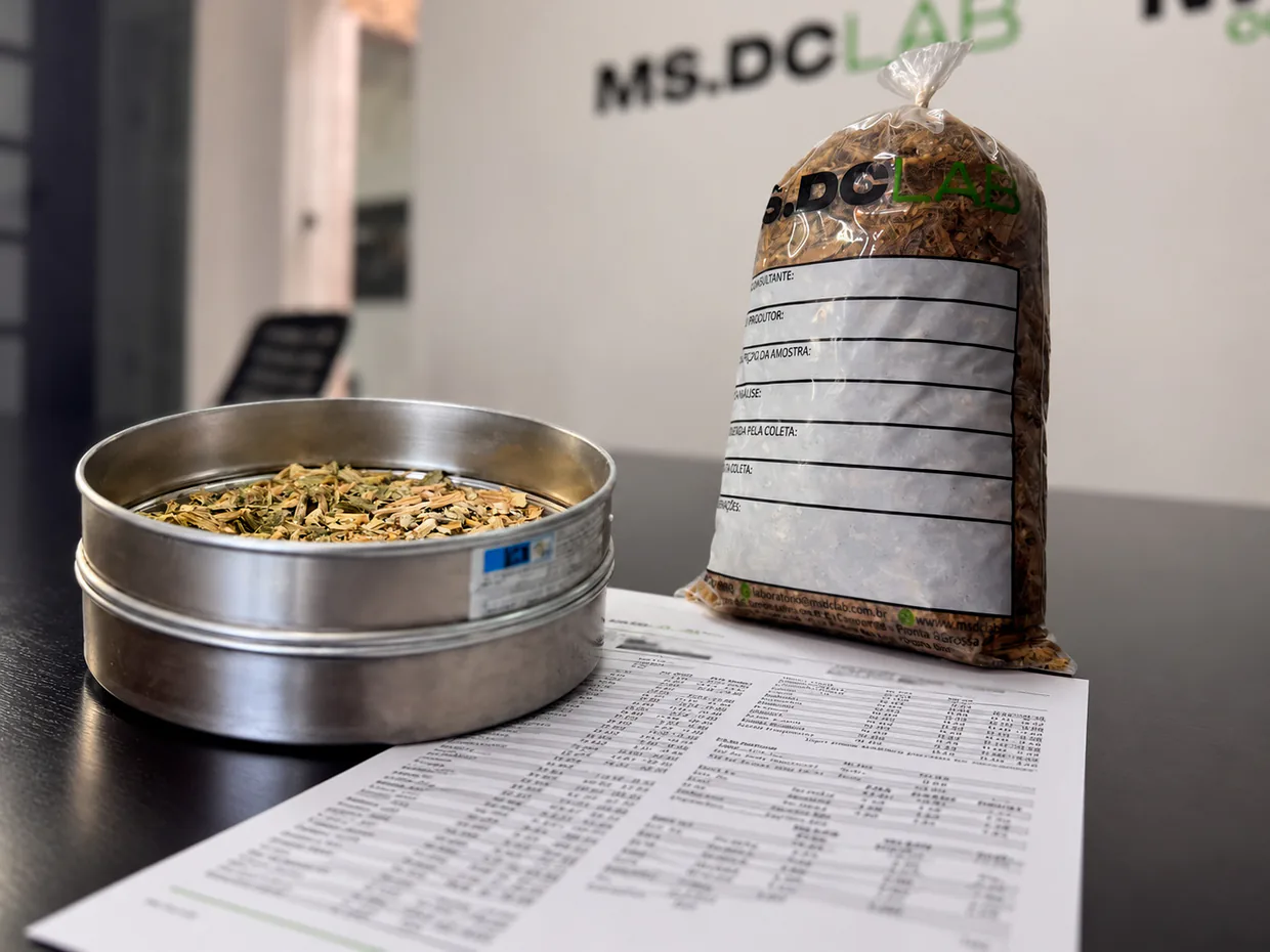 Peneira com amostra de silagem, saco de amostra do laboratório MS.DC Lab e o laudo impresso